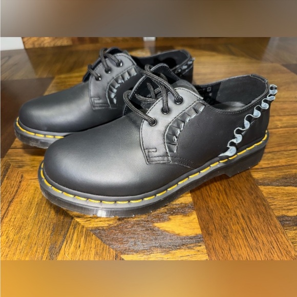 Dr. Martens Shoes - NWT Dr. Martens 1461 women Frill Nappa leather Oxford  size 8